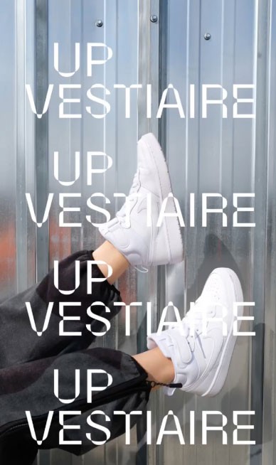 Mise en situation du Logo de Up Vestiaire sur une photographie couleur représentant des jambes avec des chaussures blanches, réalisé par ÈS.B Studio.