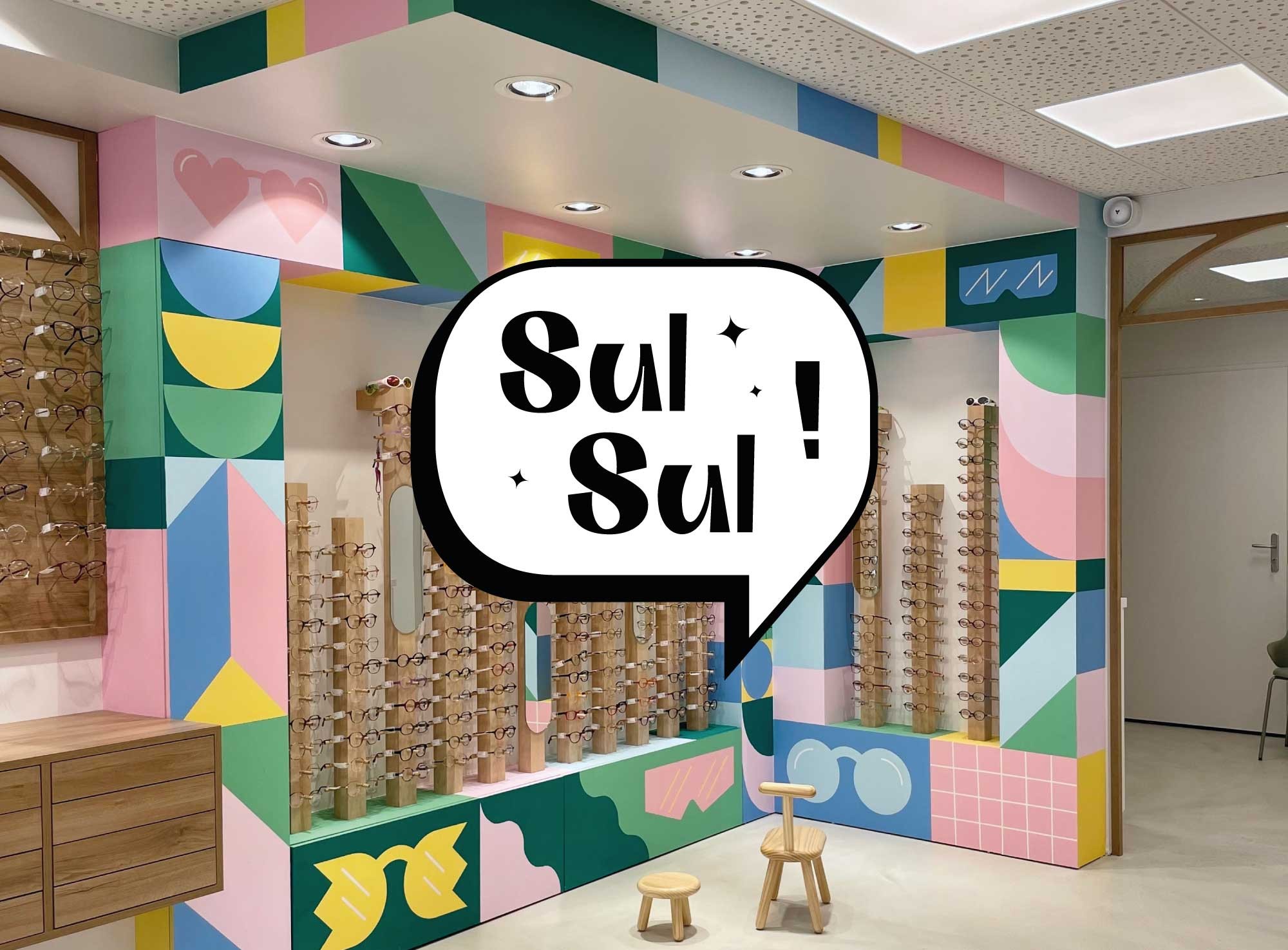 Mise en situation du logotype noir et blanc de l'entreprise SulSul réalisé par ÈS.B Studio disposé en superposition sur une photographie en couleur d'une prestation de l'agence SulSul.