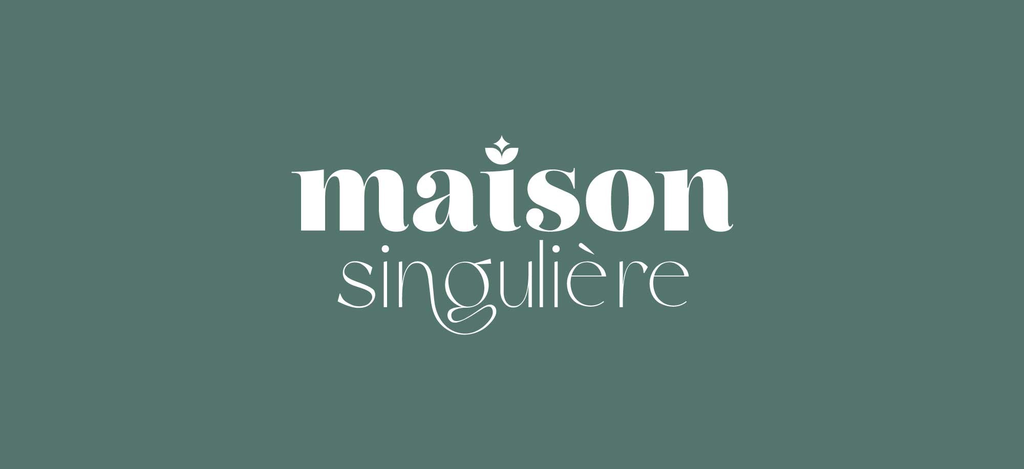 Logo de Maison Singulière en blanc sur fond bleu canard. Travail graphique réalisé par l'agence de communication ÈS.B Studio.