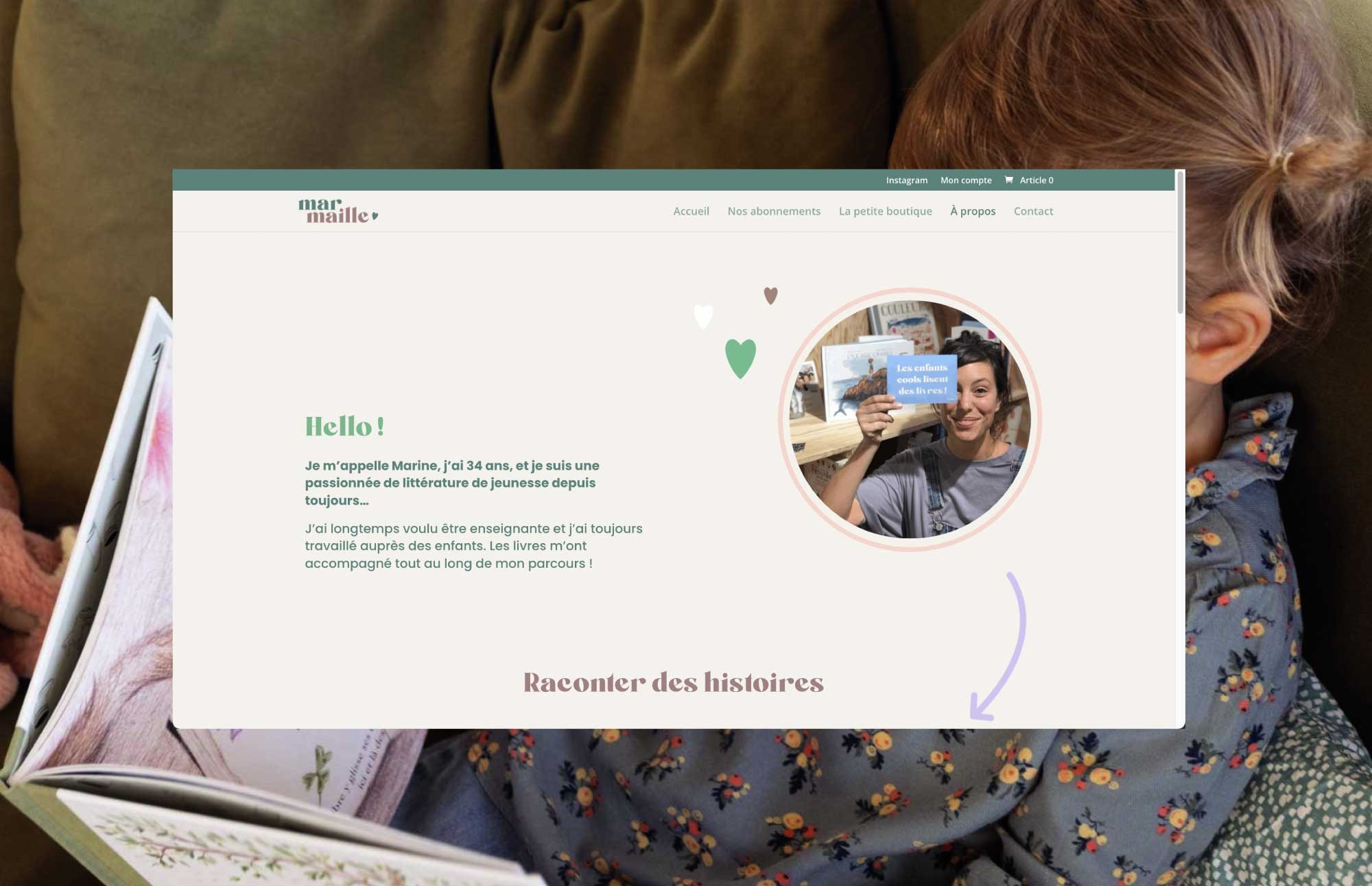 Présentation de la page d'accueil du site de Marmaille sur un arrière plan de photo d'enfant qui lit réalisé par ÈS.B Studio.