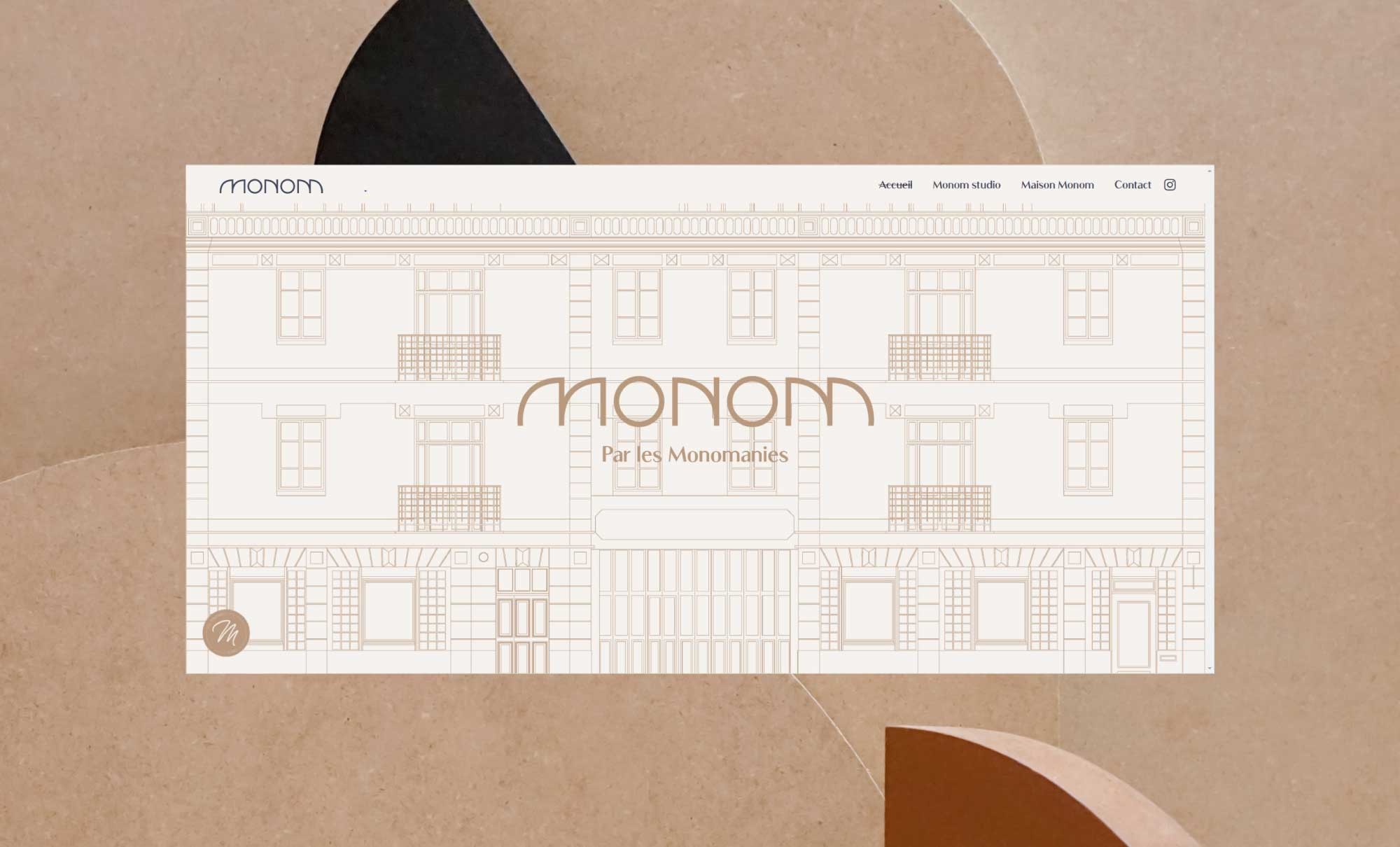 Présentation de la page d'accueil de l'entreprise Monom sur fond beige avec des formes marrons et noires. Identité visuelle réalisée par ÈS.B Studio.